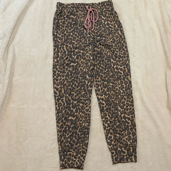 Kittenish Leopard Lounge Set - Picture 6 of 7